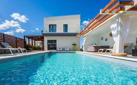 Villa Olea With Heated Pool And Jacuzzi